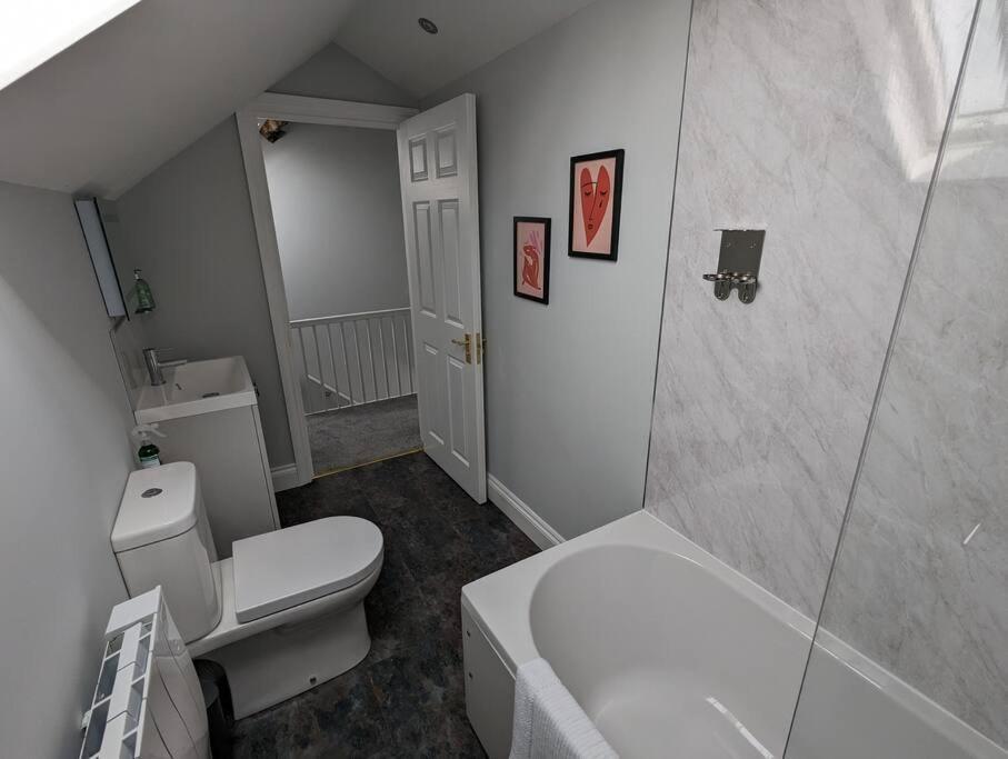 31 High Street - Modern & Stylish 2-Bed Apartment - Inc Parking Husbands Bosworth Dış mekan fotoğraf