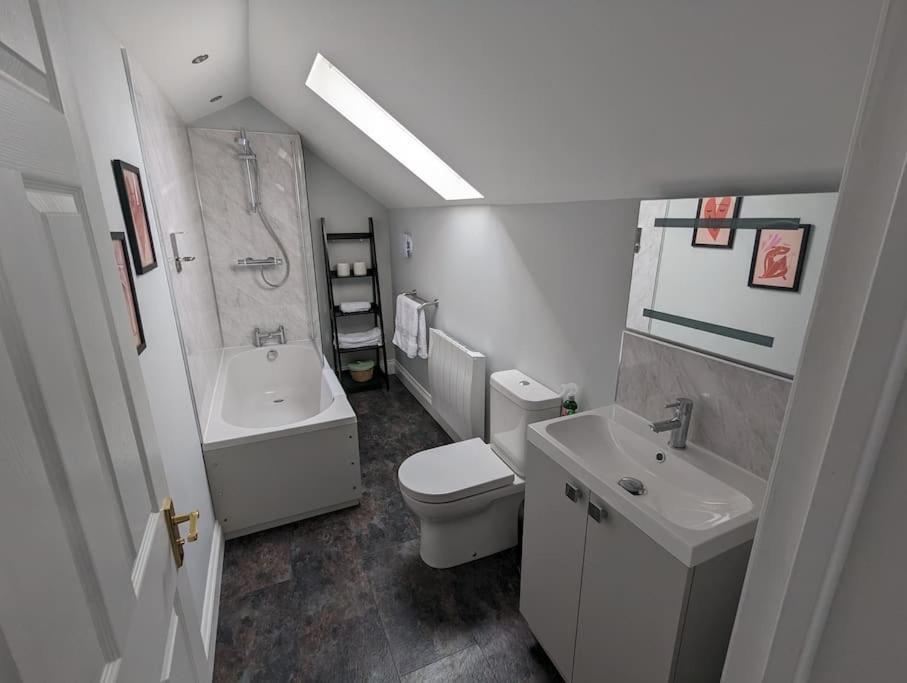 31 High Street - Modern & Stylish 2-Bed Apartment - Inc Parking Husbands Bosworth Dış mekan fotoğraf
